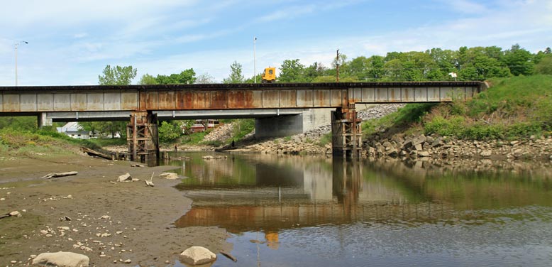 007 crossing a bridge on the Charlevoix